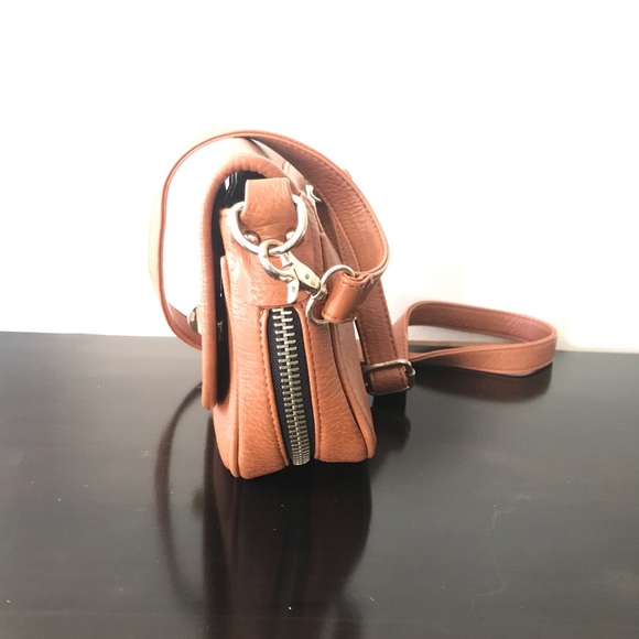 Brown / tan faux leather crossbody bag - Picture 2 of 7